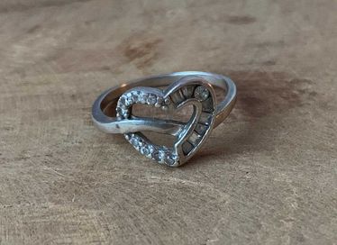 Srebrny pierścionek z kryształkami w kształcie serca