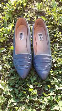 Жіночі шкіряні туфельки на невисокому каблуку