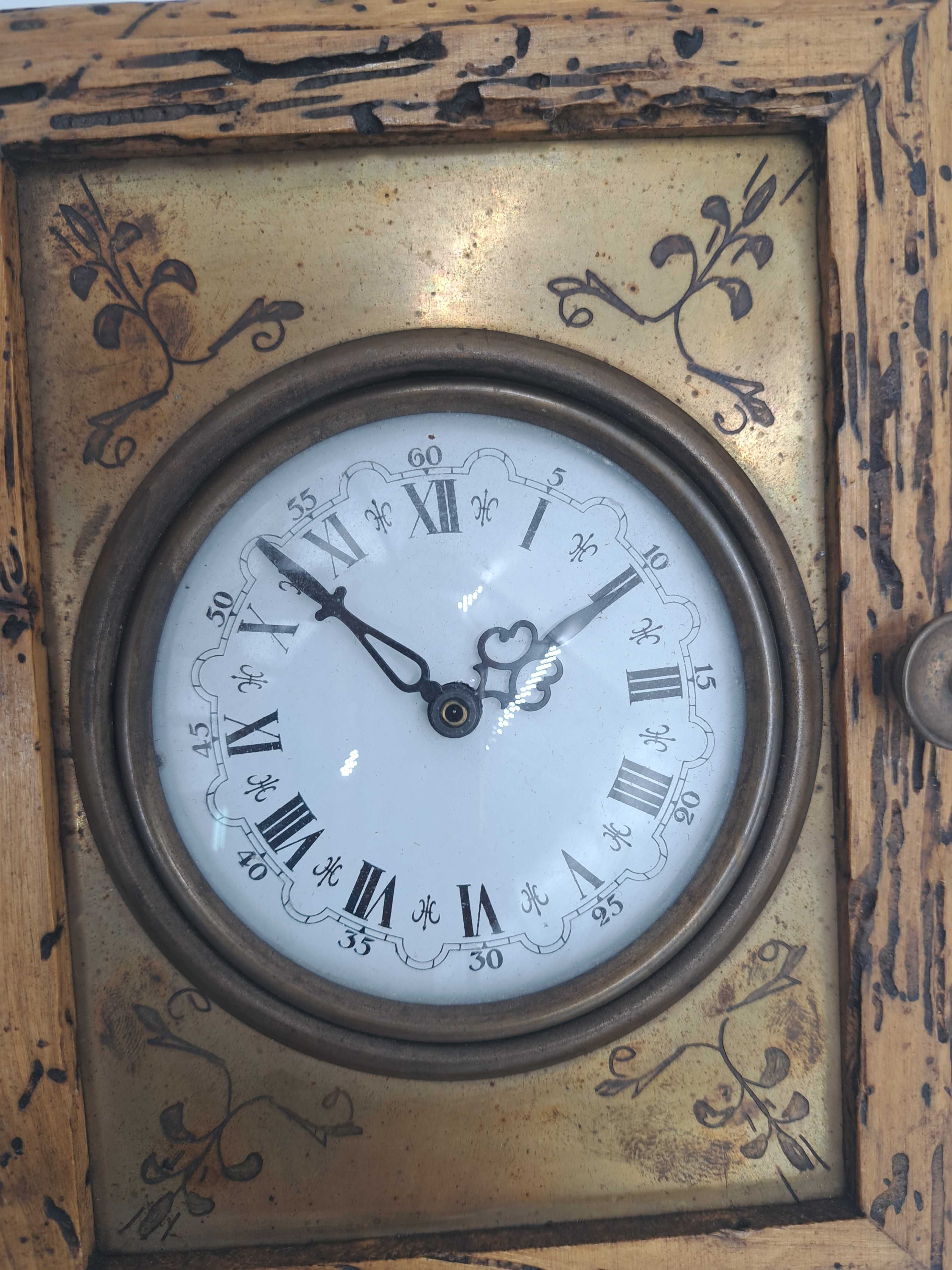 Zegar ścienny drewniany skrzynka kwarcowy stylizowany