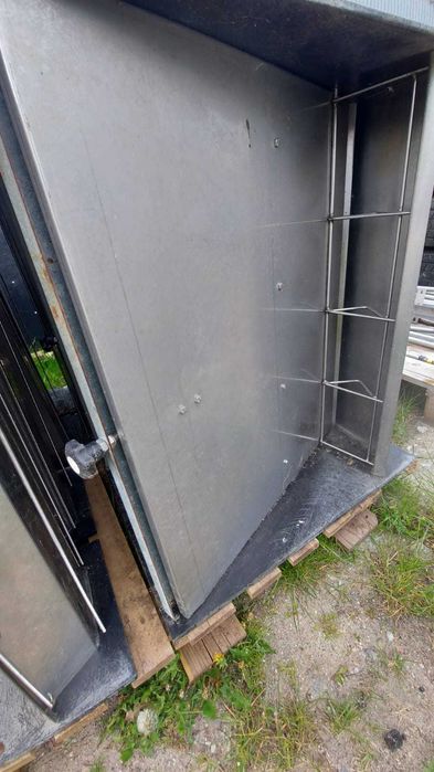 Karmnik skrzynkowy dla świń warchlak 2x4 stanowiskowy import Holandia
