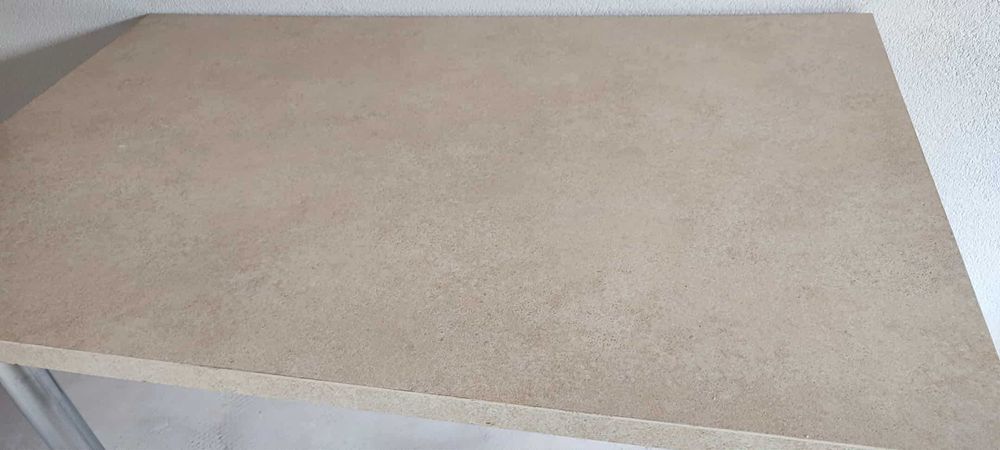 Stół kuchenny z szybą