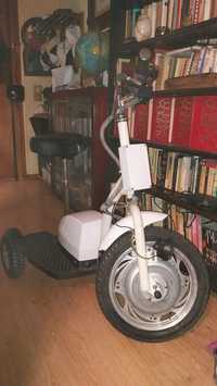 Triciclo motorizado para ajuda de na locomoção