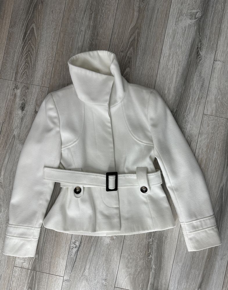 Біле коротке кашемірове пальто