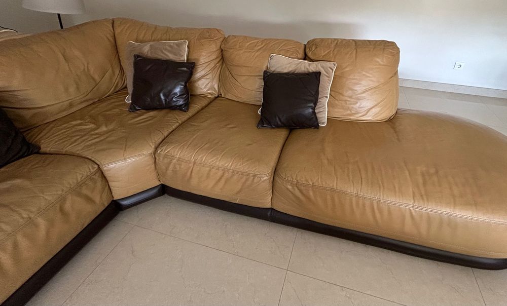Sofa em pele e madeira