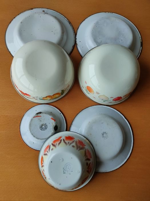 Pratos e tigelas antigas esmaltadas.