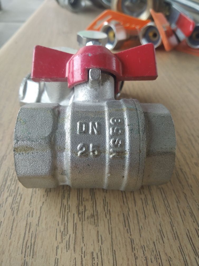 Продам крани і шланги.