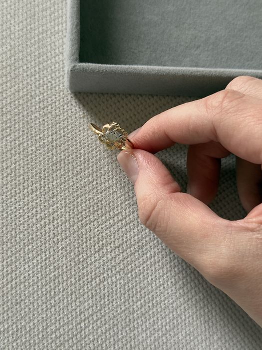 Złoty pierścionek z kwiatkiem i białym złotem w próbie 585