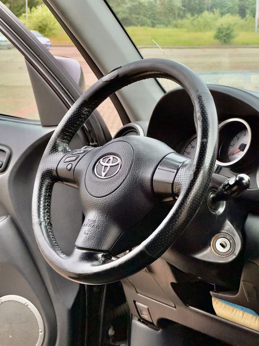 Toyota RAV4 2.0 D-4D 2004 sprawny silnik• Uszkodzona skrzynia biegów