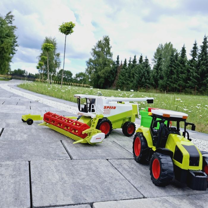 Kombajn I traktor z przyczepą zestaw