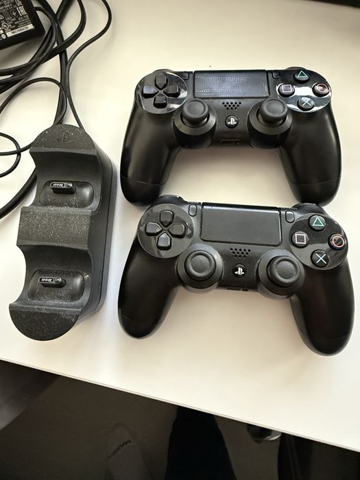 Sony Play Station 4 у гарному стані
