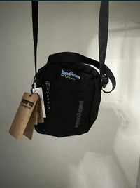 сумка від дуже популярного бренду під назвою патагонія