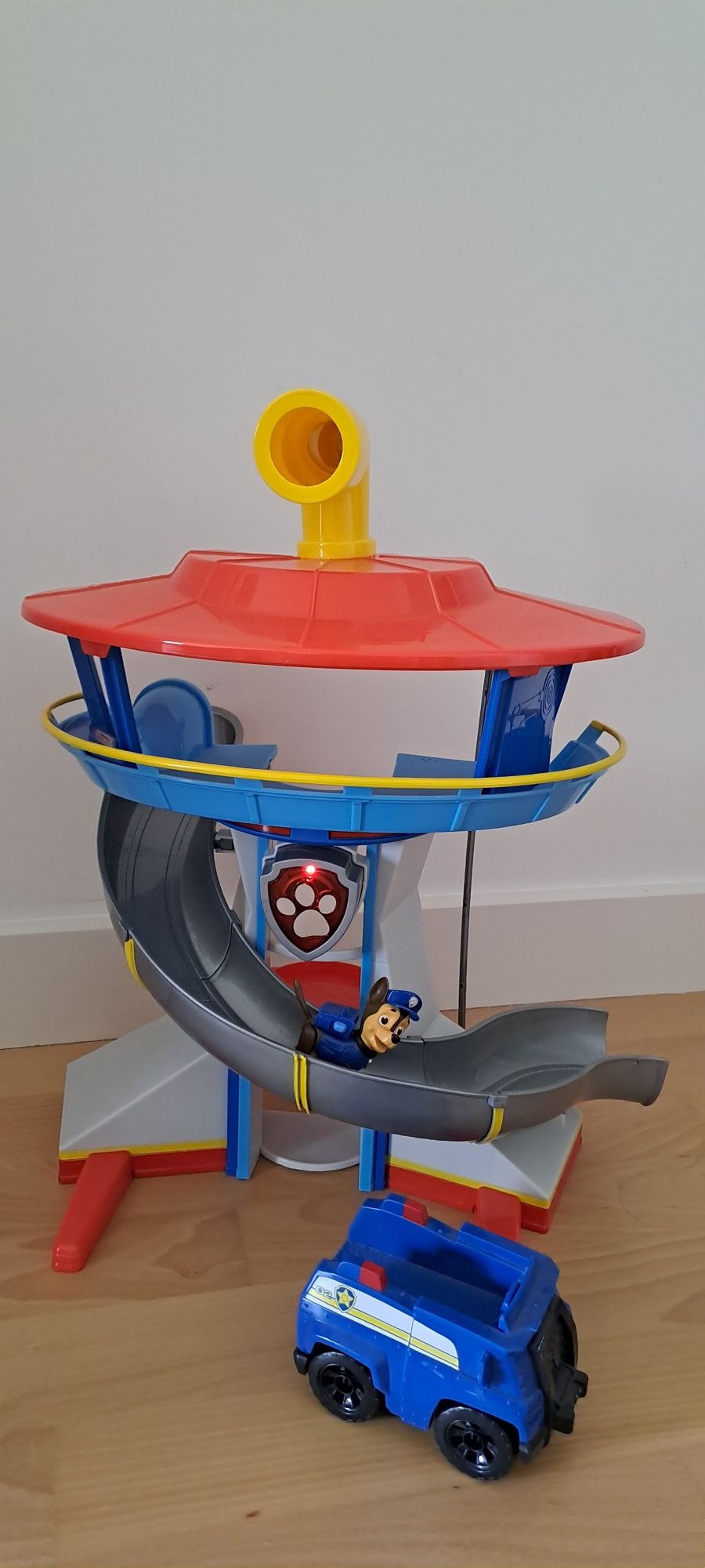Torre de controlo da Patrulha Pata com carro e  Chase
