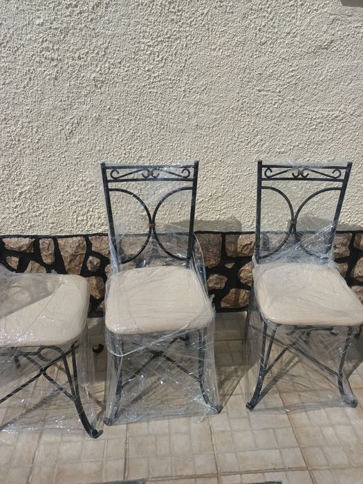 Mesa vidro biselado com 6 cadeiras em ferro fundido