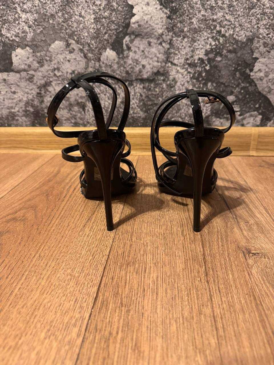 Sandały na obcasie typu stiletto