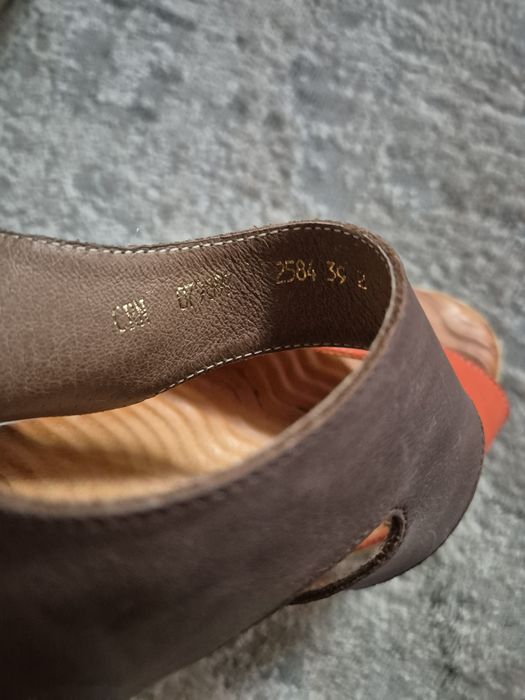 Sandały  damskie skórzane na koturnie Carinii rozmiar 39