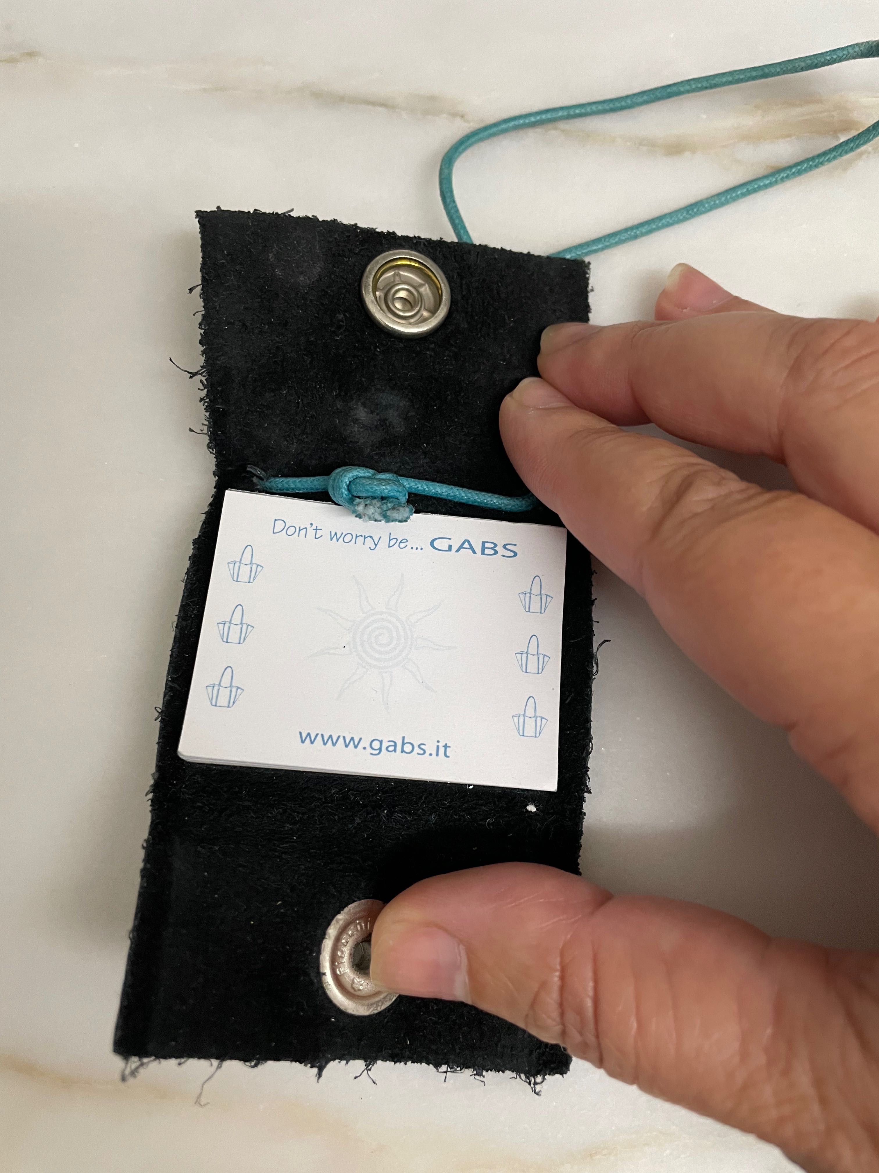 Mala de mão com tiracolo marca Gabs em pele, pêlo e tecido
