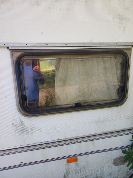 Delta 590 -4 przyczepa kempingowa szyba okno zaczep drzwi lodówka