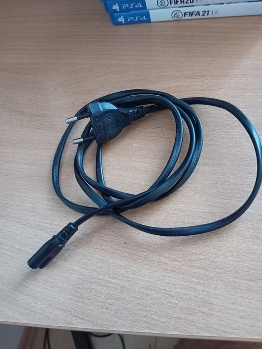 Konsola PS4 1 TB + zestaw gier FIFA (FIFA 15,16,17,18,19,20,21)