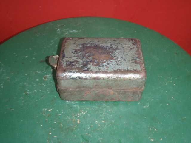 Metalowa puszka starej zabytkowej apteczki