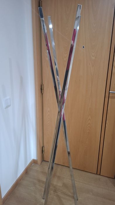 Cabide de pé em inox polido