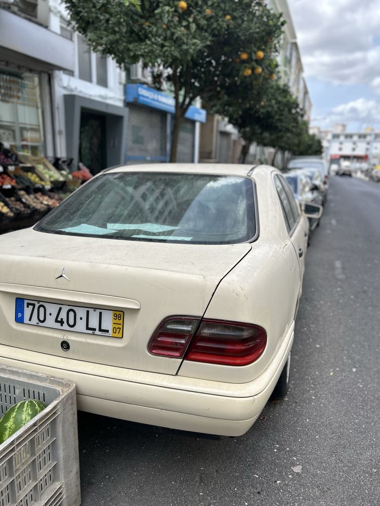 Mercedes E200 D 1998. Reservado