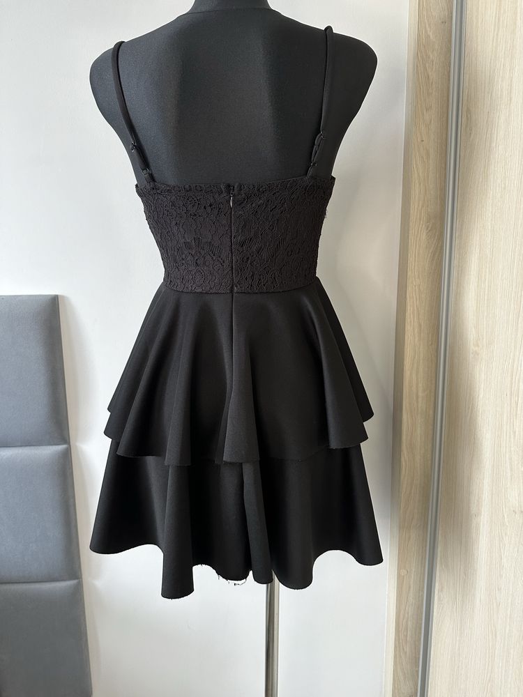 Czarna elegancka sukienka z koronkową górą