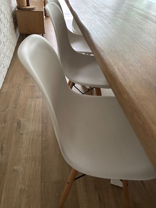 Krzesła białe - drewniane nogi  / komp. 6 szt.