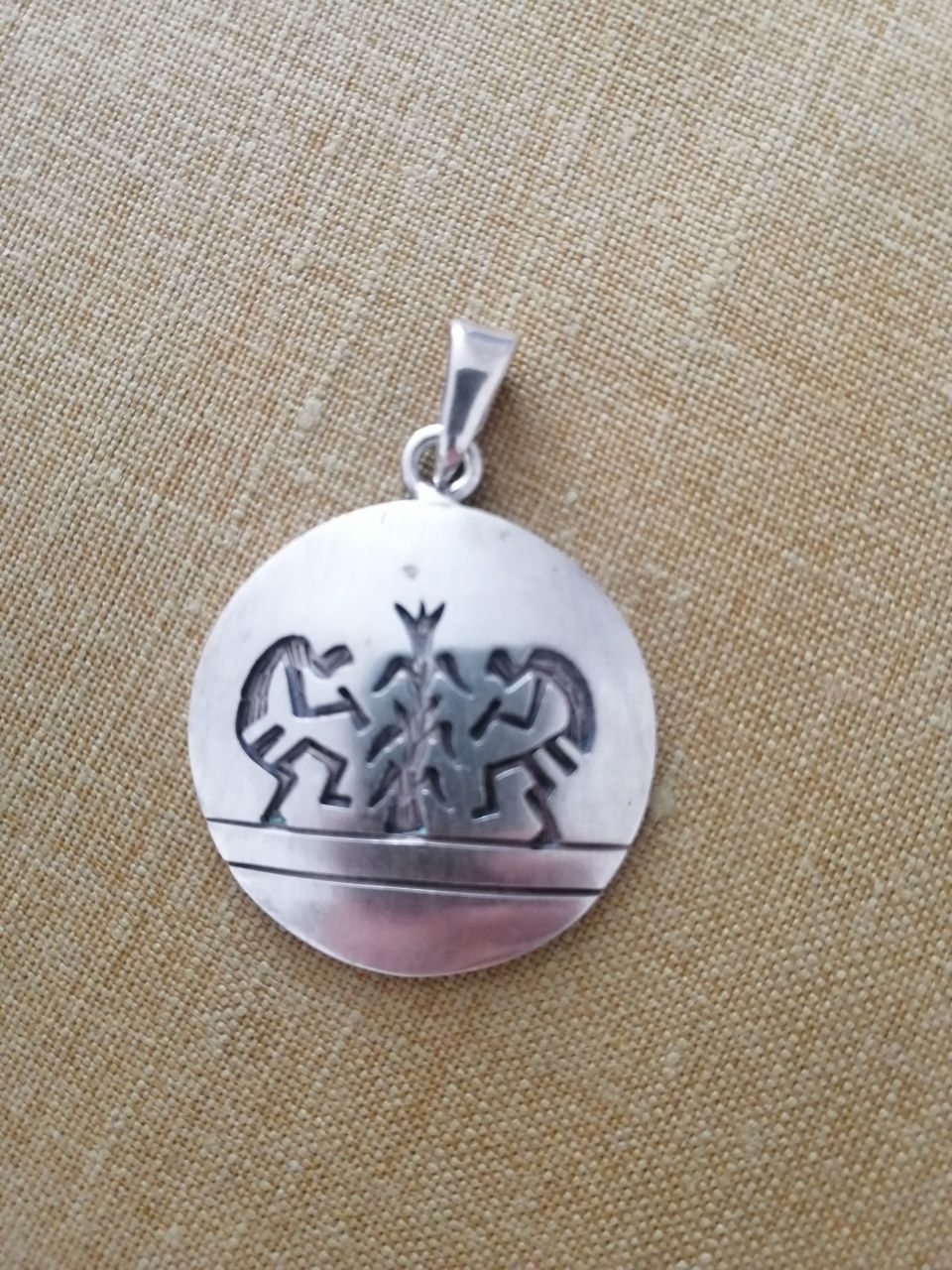 Zawieszka srebrna, próba 925, o średnicy 3,5 cm