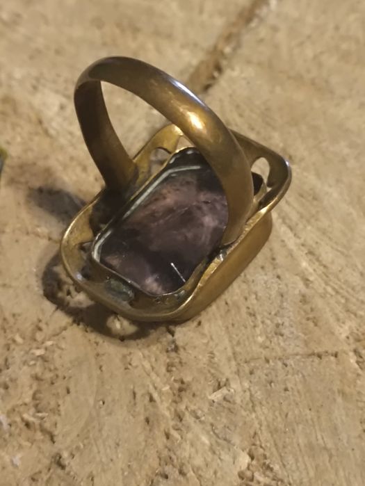 Stary pierścionek ,miedziak ,tombak PRL z fioletowym oczkiem . Vintage