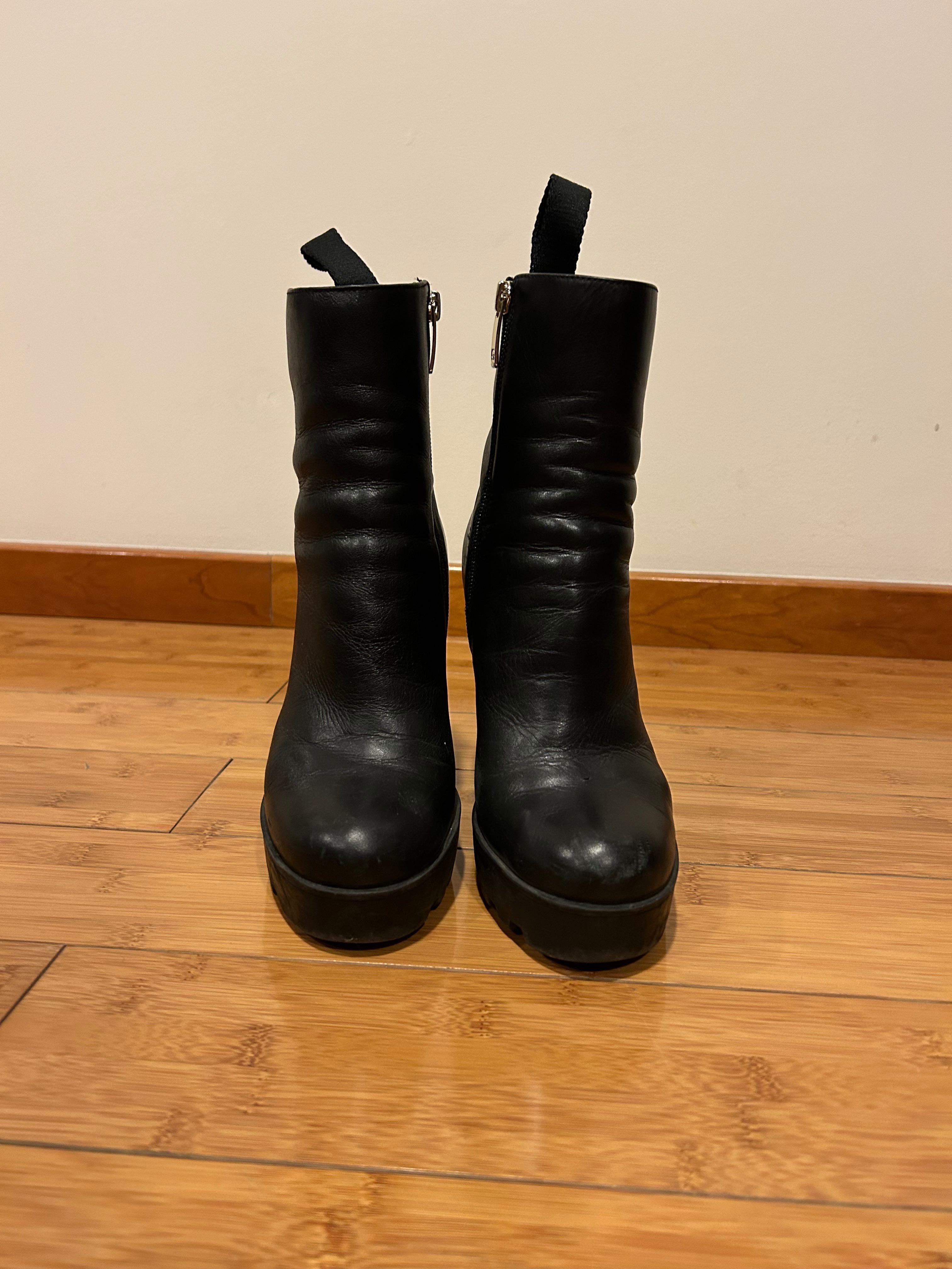 Botins com salto, plataforma, em cor preta, GUESS