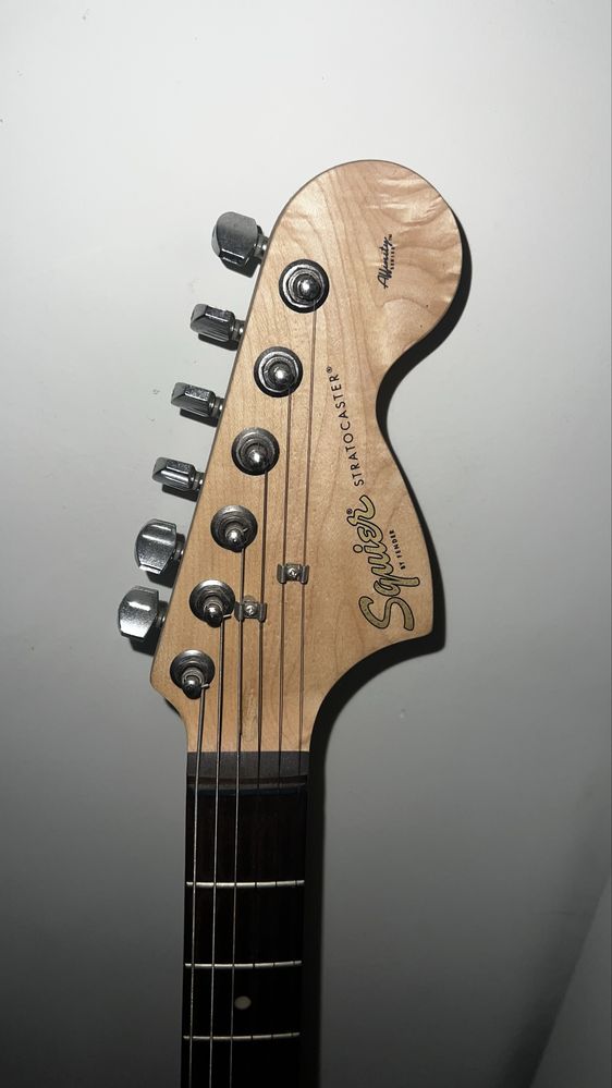 Fender Squier Stratocaster - Guitarra Elétrica