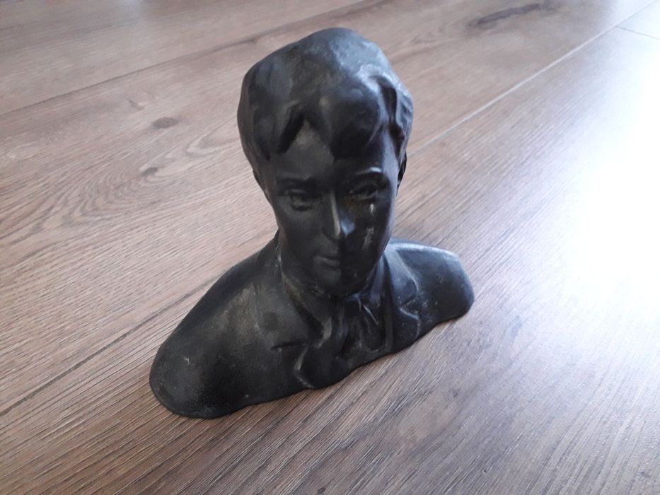 Бюст Дзержинского и Есенина