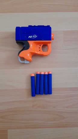 Pistolet Nerf plus 5 strzałek