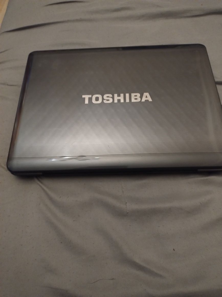Laptopy  uszkodzone z przeznaczeniem na części