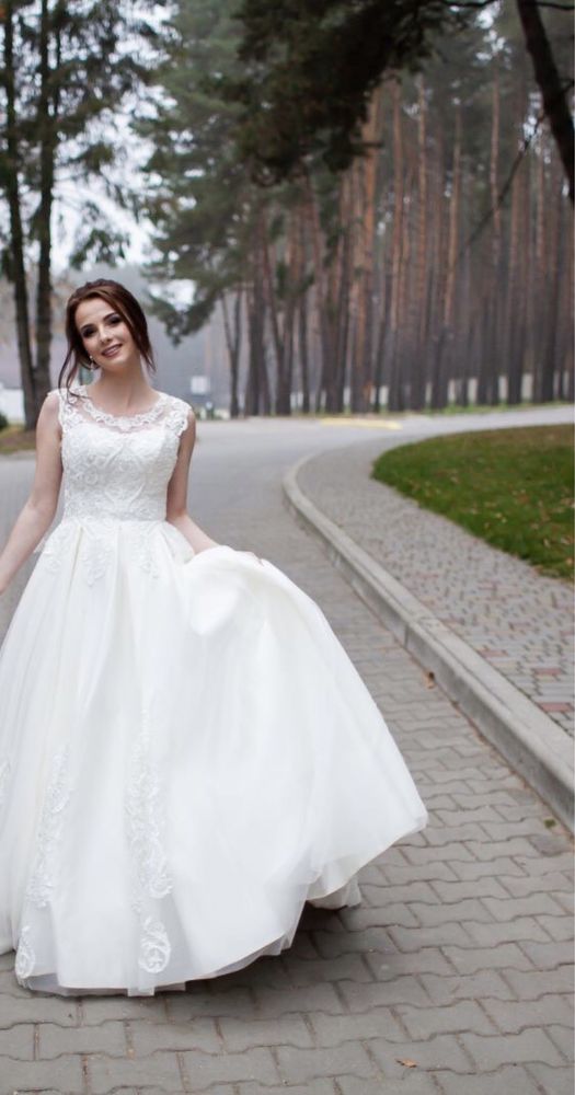 Весільна сукня кольору айворі