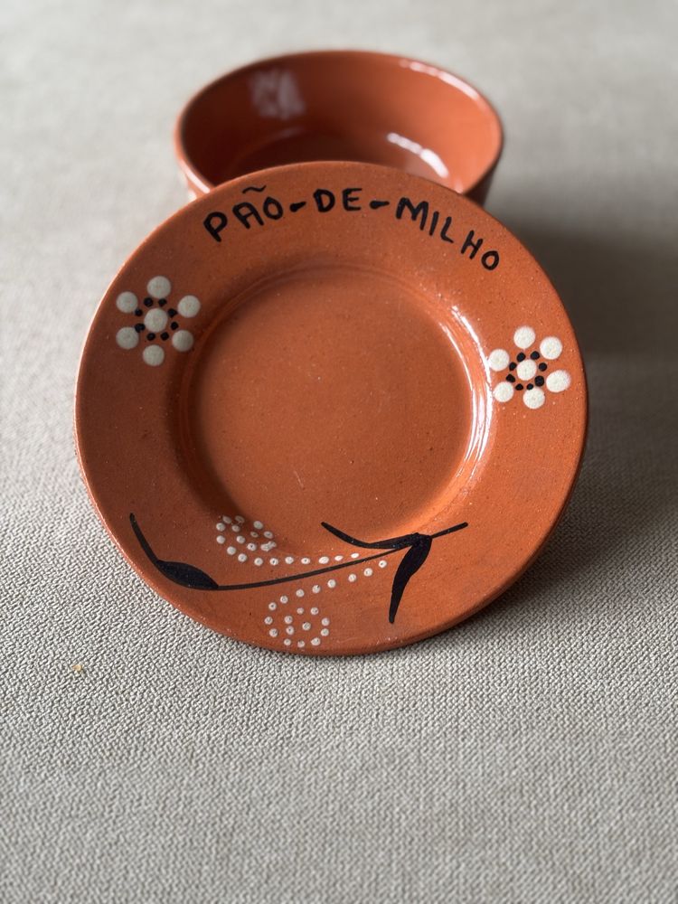 Tigelas de barro com pires