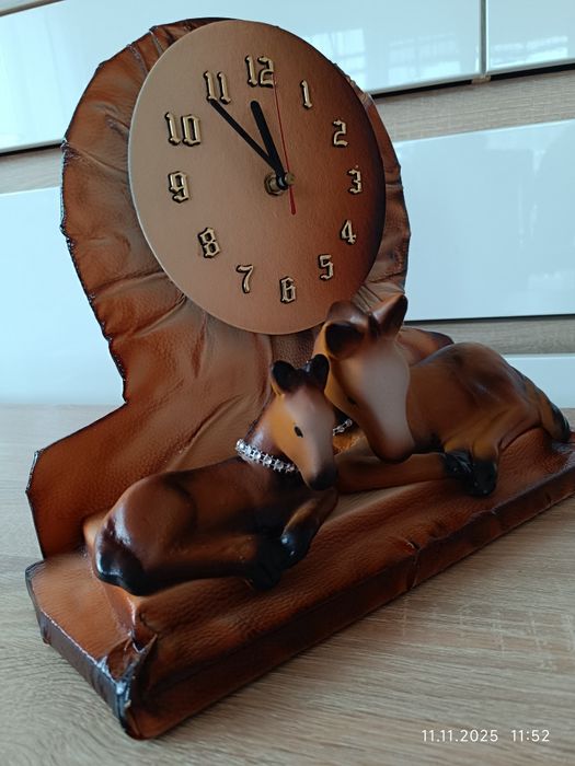 Zegar stojący konie