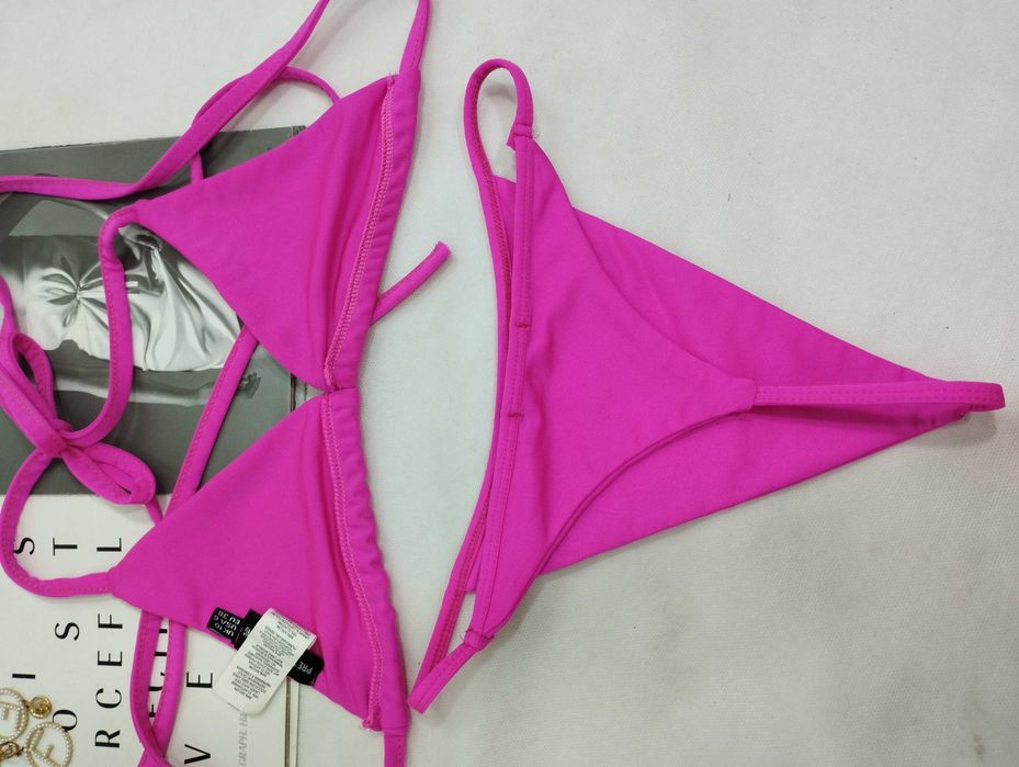 Купальник бикини малиновый на завязках
PrettyLittleThing