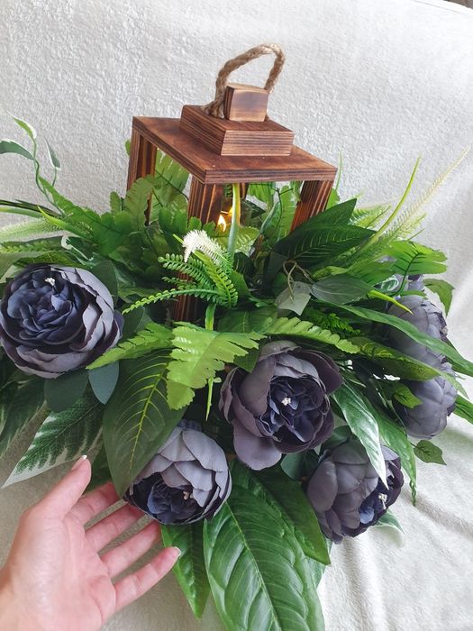 duży stroik na grób kapliczka lampion latarnia latarenka peonia szara
