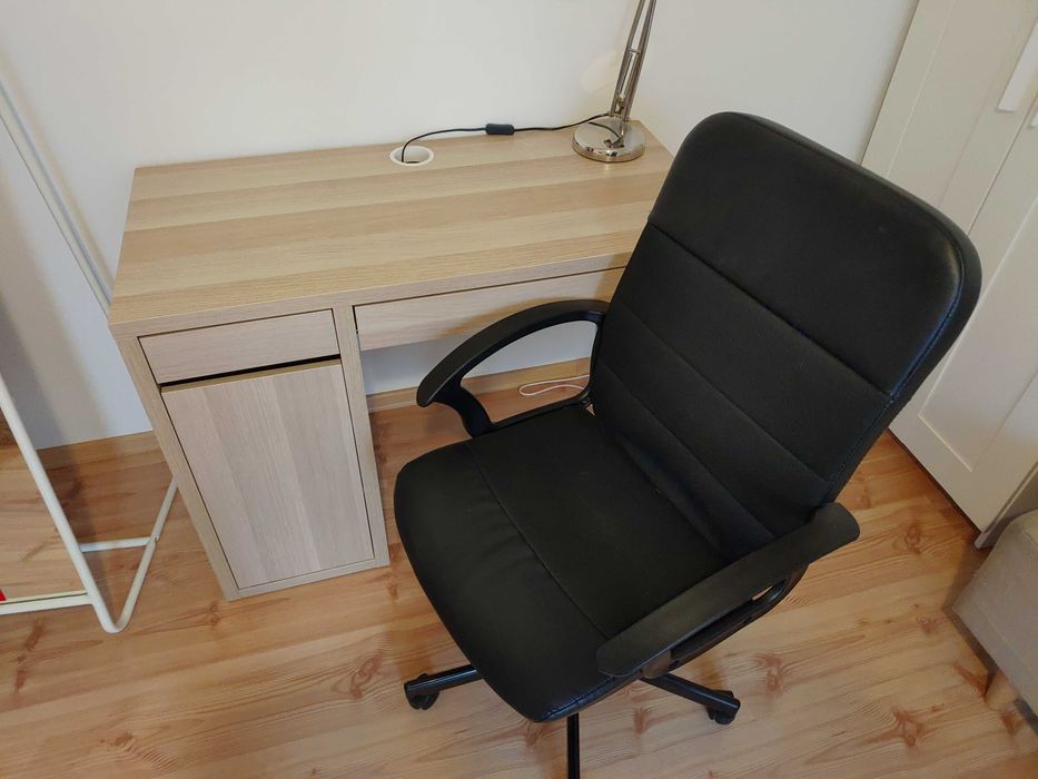 Zestaw biurko, lampa, krzesło.