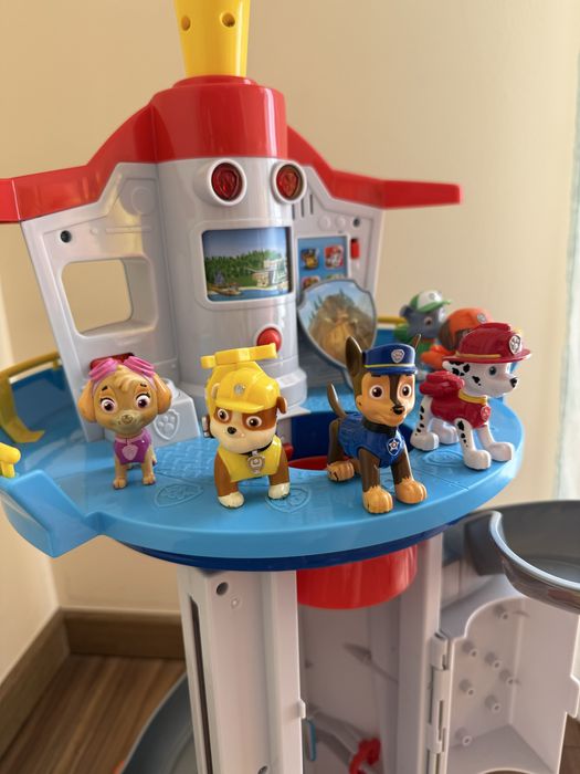 Torre Patrulha Pata com veículos e personagens