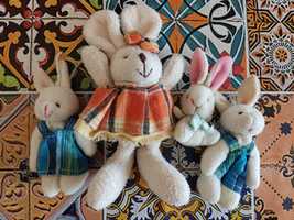 Мягкие игрушки: зайки- мама и зайчата