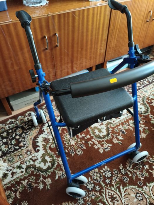 Chodzik, balkonik dla osoby z kłopotami w poruszaniu. Nowy