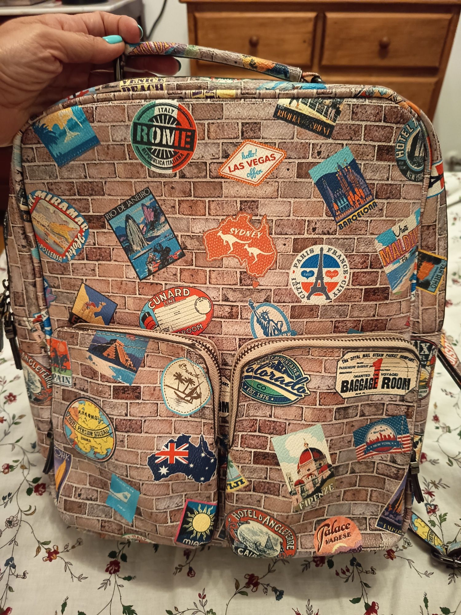 Mochila Parfois com símbolos de viagens