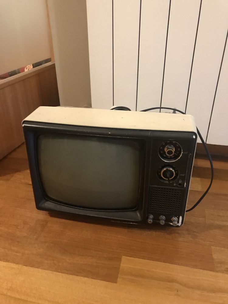 Televisao retro vintage a funcionar