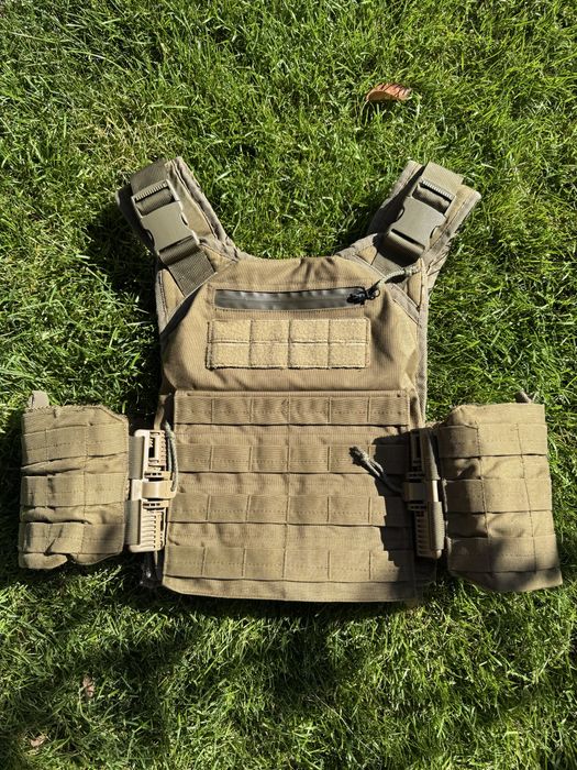 Плитоноска з регульованими бічними крилами на резинці