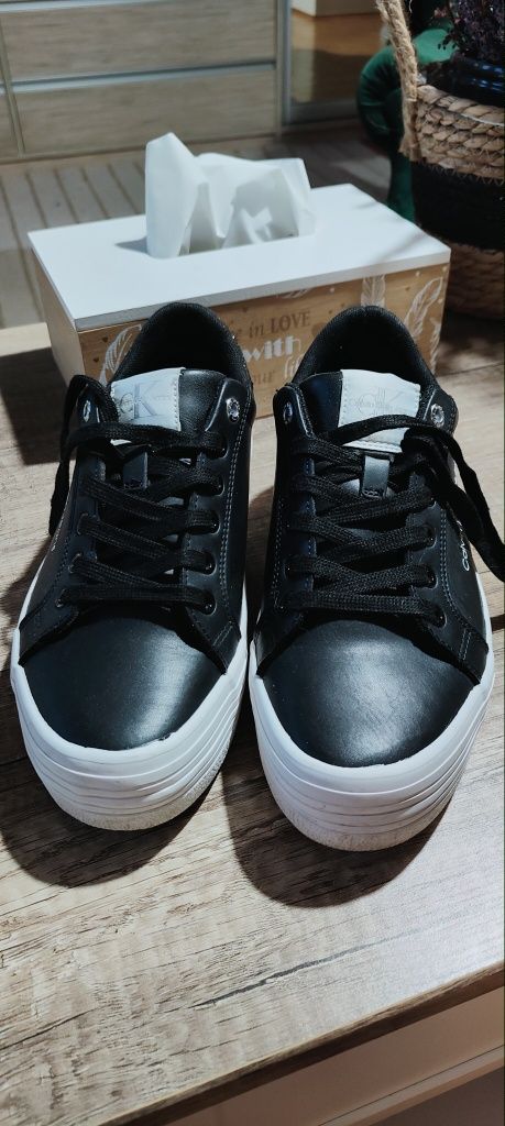 Sneakersy CK z brokatowymi elementami  39