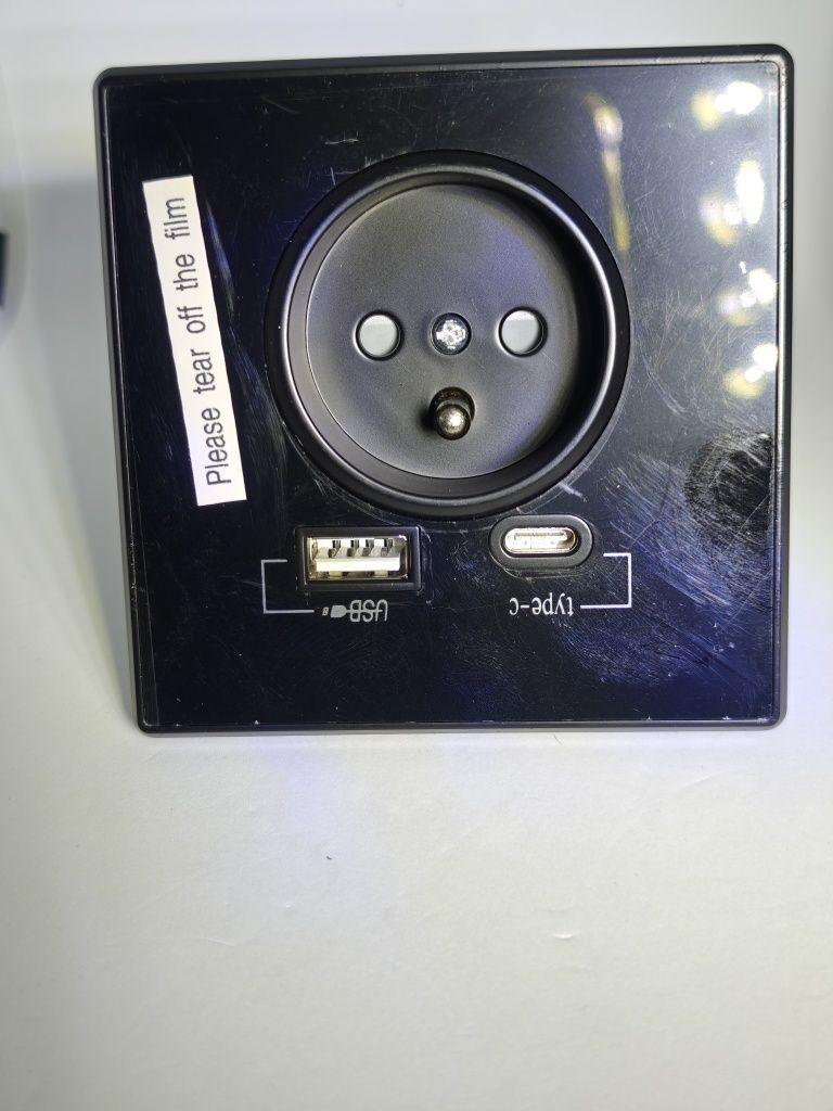 3 w 1: Gniazdko, port USB, port typ C