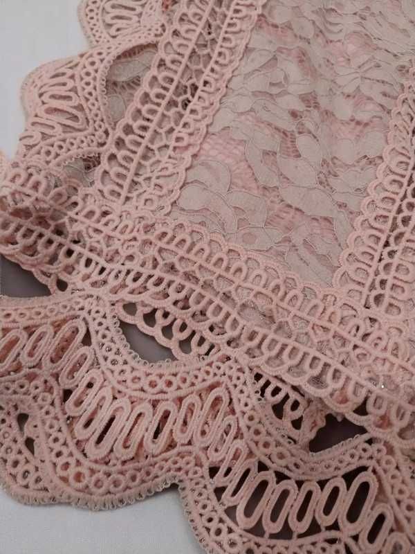 Top Curto Rosa Bebé em Renda com Detalhes Ondulados – Sem Marca