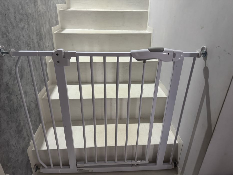Barierka bramka rozporowa na schody dla dzieci